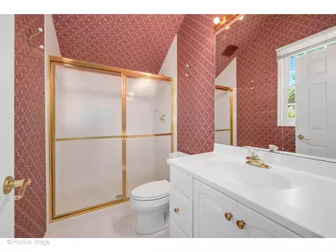 Bath - 12 E Old Mill Ln, Burr Ridge, IL 60527 photo 3 of 4
