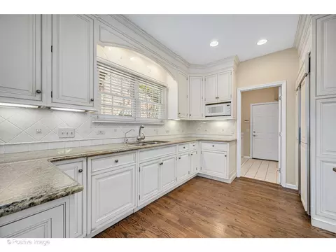 Kitchen - 12 E Old Mill Ln, Burr Ridge, IL 60527 photo 4 of 6