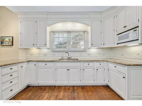 Kitchen - 12 E Old Mill Ln, Burr Ridge, IL 60527 photo 5 of 6