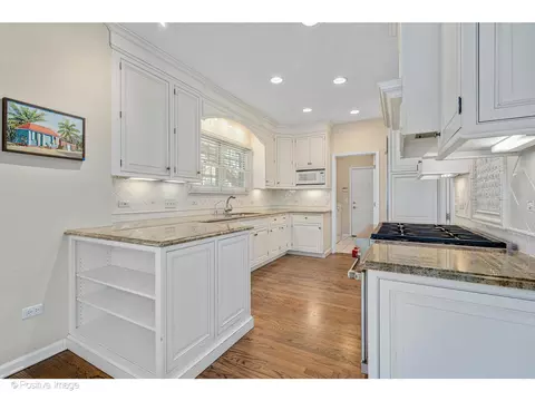 Kitchen - 12 E Old Mill Ln, Burr Ridge, IL 60527 photo 6 of 6
