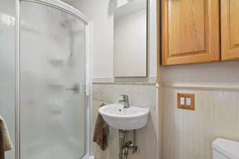 Bath - 2063 Cedar St, Des Plaines, IL 60018 photo 2 of 2