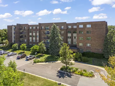453 Raintree Dr #2K, Glen Ellyn, IL 60137