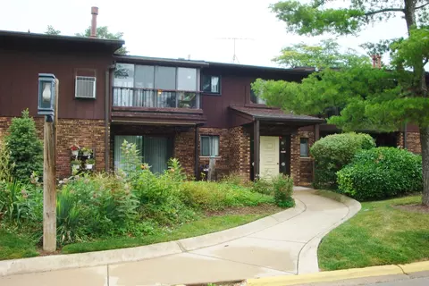 68 Pier Dr #202, Westmont, IL 60559