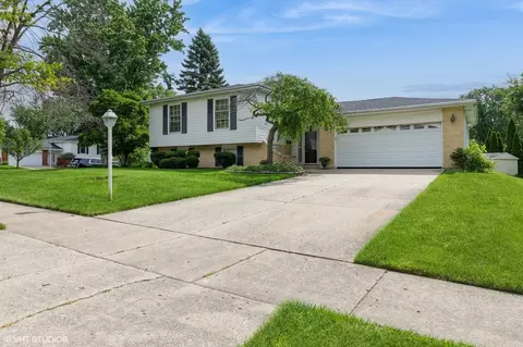 1867 Cambridge Ln, Wheaton, IL 60189