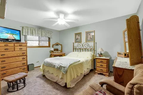 Bedroom - 18501 Willow Ln, Lansing, IL 60438 photo 3 of 5
