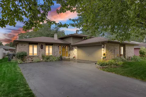 18501 Willow Ln, Lansing, IL 60438