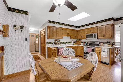 Kitchen - 18501 Willow Ln, Lansing, IL 60438 photo 2 of 4
