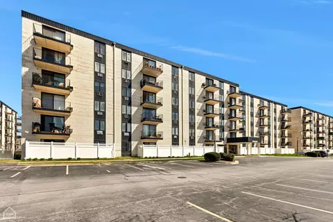9737 N Fox Glen Dr #1A, Niles, IL 60714