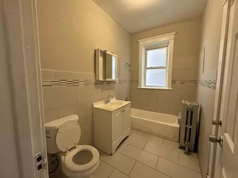 Bath - 6240 S Champlain Ave, Chicago, IL 60637 photo 1 of 1