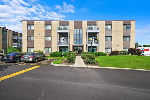 674 Pinecrest Dr #202, Prospect Heights, IL 60070