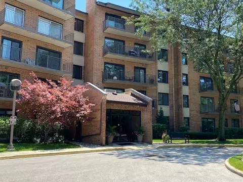 601 Lake Hinsdale Dr #111, Willowbrook, IL 60527