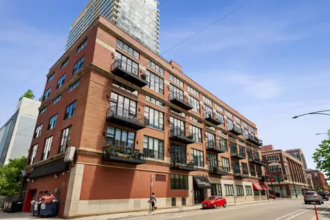 70 E 18th St #3D, Chicago, IL 60616