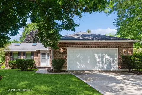 2737 Gateshead Dr, Naperville, IL 60564