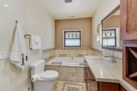 Bath - Undisclosed, Chicago, IL 60640 photo 3 of 4