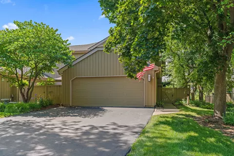 878 Oak Hill Rd, Lake Barrington, IL 60010