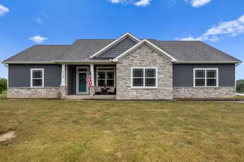 110 Shady Ln, Monticello, IL 61856