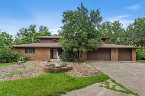 1002 Timberview Ln, Monticello, IL 61856