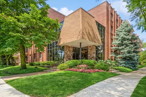 5200 Oakton St #103, Skokie, IL 60077