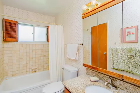Bath - 330 Lafayette Ln, Hoffman Estates, IL 60169 photo 1 of 2