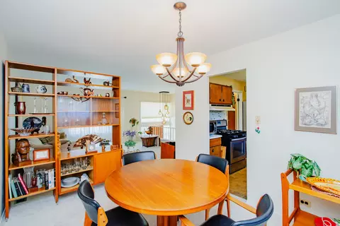 Dining - 330 Lafayette Ln, Hoffman Estates, IL 60169 photo 2 of 2