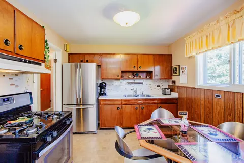 Kitchen - 330 Lafayette Ln, Hoffman Estates, IL 60169 photo 2 of 2