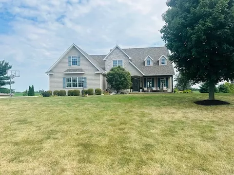 14 Fieldcrest Dr, Monticello, IL 61856