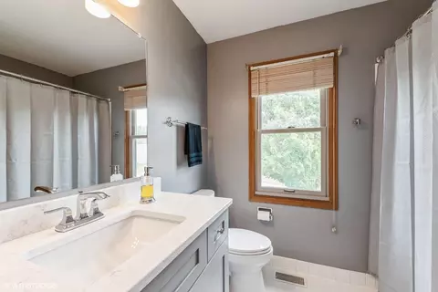 Bath - 4340 Forest Glen Dr, Hoffman Estates, IL 60192 photo 3 of 4
