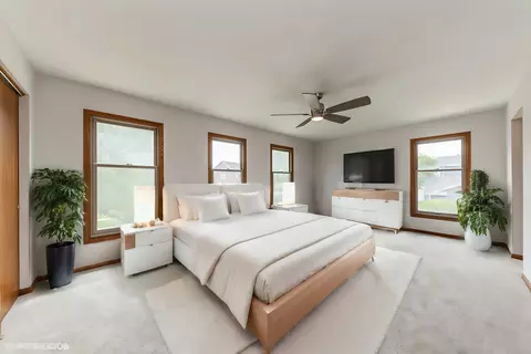 Bedroom - 4340 Forest Glen Dr, Hoffman Estates, IL 60192 photo 1 of 3