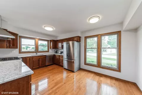 Kitchen - 4340 Forest Glen Dr, Hoffman Estates, IL 60192 photo 2 of 3