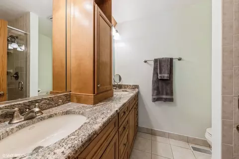 Bath - 4340 Forest Glen Dr, Hoffman Estates, IL 60192 photo 2 of 4