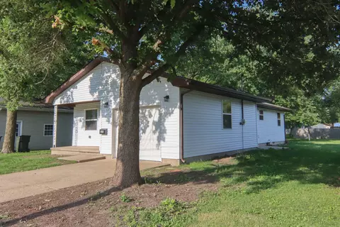 509 N Douglas St, Villa Grove, IL 61956