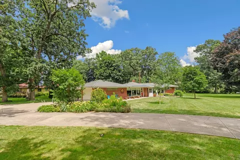 1406 Mineral Springs Rd, Sterling, IL 61081