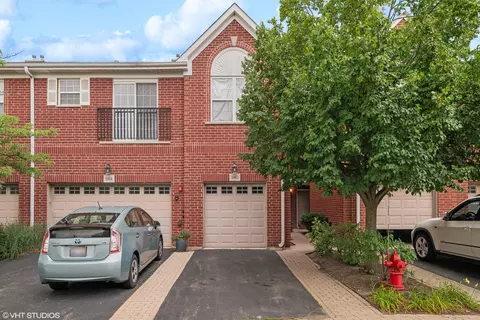 940 Enfield Dr #4A2, Northbrook, IL 60062