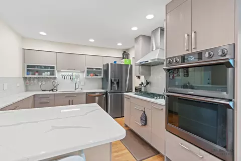 Kitchen - 101 Viola Ct, Rolling Meadows, IL 60008 photo 5 of 7