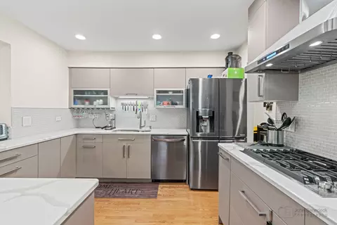 Kitchen - 101 Viola Ct, Rolling Meadows, IL 60008 photo 4 of 7