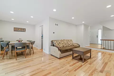 Living - 101 Viola Ct, Rolling Meadows, IL 60008 photo 2 of 3