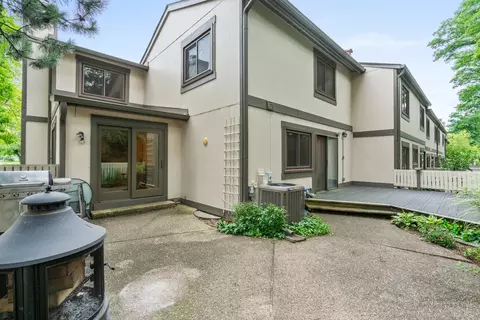 Exterior - 101 Viola Ct, Rolling Meadows, IL 60008 photo 2 of 4