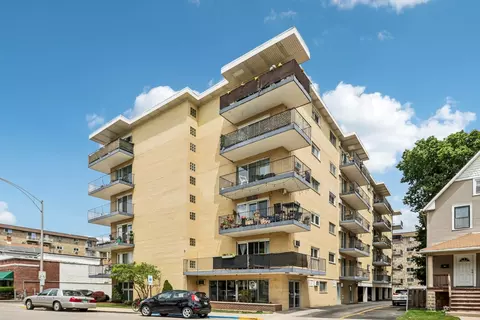 320 Circle Ave #403, Forest Park, IL 60130