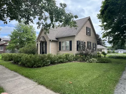 605 S 1st Ave, Forreston, IL 61030
