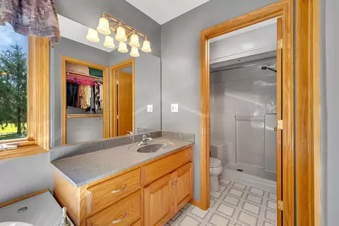 Bath - 365 Nelson Rd, Morris, IL 60450 photo 3 of 5