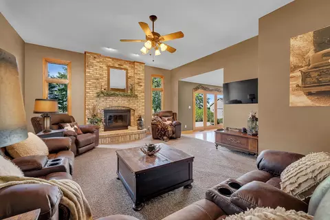 Living - 365 Nelson Rd, Morris, IL 60450 photo 2 of 4