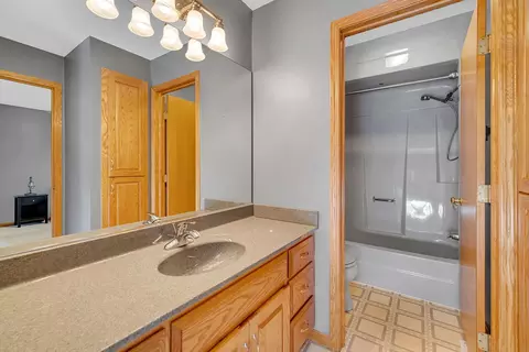 Bath - 365 Nelson Rd, Morris, IL 60450 photo 4 of 5