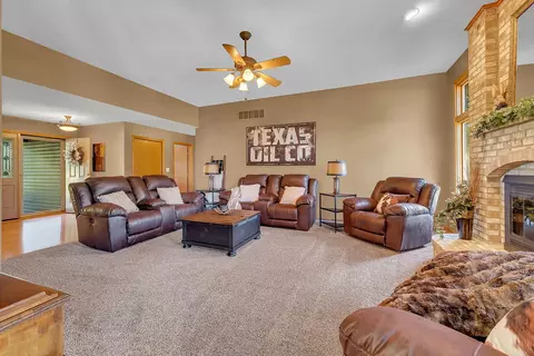 Living - 365 Nelson Rd, Morris, IL 60450 photo 3 of 4