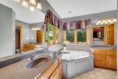 Bath - 365 Nelson Rd, Morris, IL 60450 photo 2 of 5