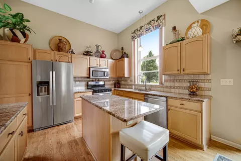 Kitchen - 2 Butler Ct, Algonquin, IL 60102 photo 2 of 4