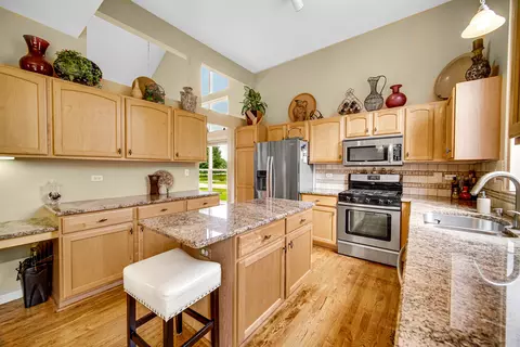 Kitchen - 2 Butler Ct, Algonquin, IL 60102 photo 3 of 4