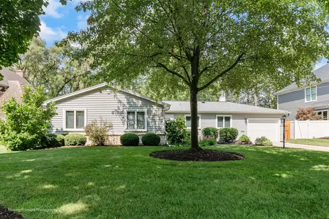 305 Brookside Cir, Wheaton, IL 60187