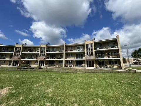 9504 S 86th Ave #202, Hickory Hills, IL 60457