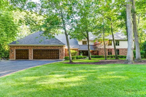 85 Bristol Ct, Lake Bluff, IL 60044