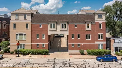 922 Warren Ave #101, Downers Grove, IL 60515